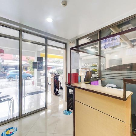Oyo 893 Dian Suites Makati Manila Exterior foto
