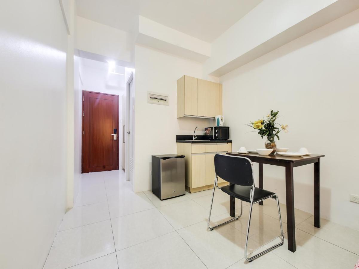 Oyo 893 Dian Suites Makati Manila Exterior foto
