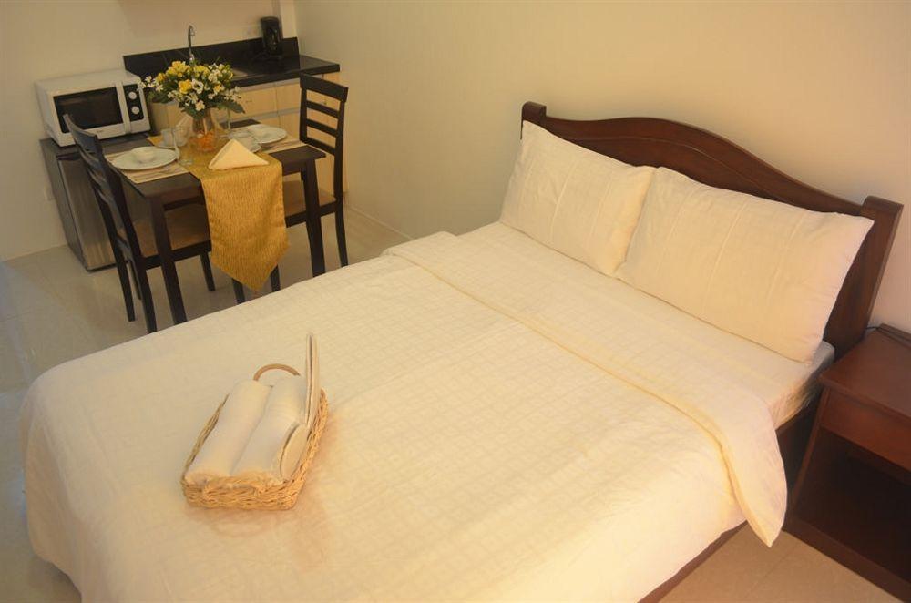 Oyo 893 Dian Suites Makati Manila Exterior foto