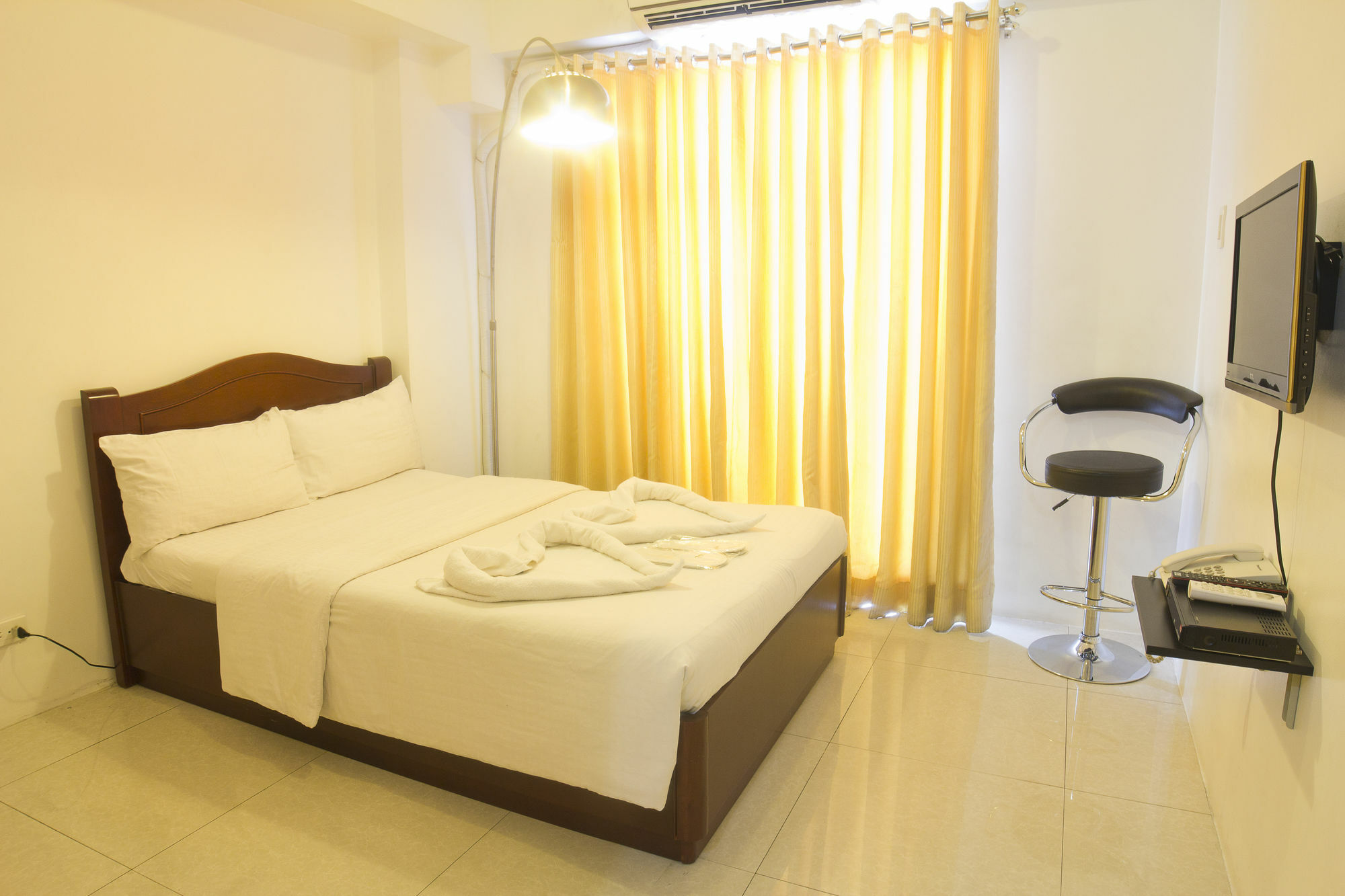 Oyo 893 Dian Suites Makati Manila Exterior foto