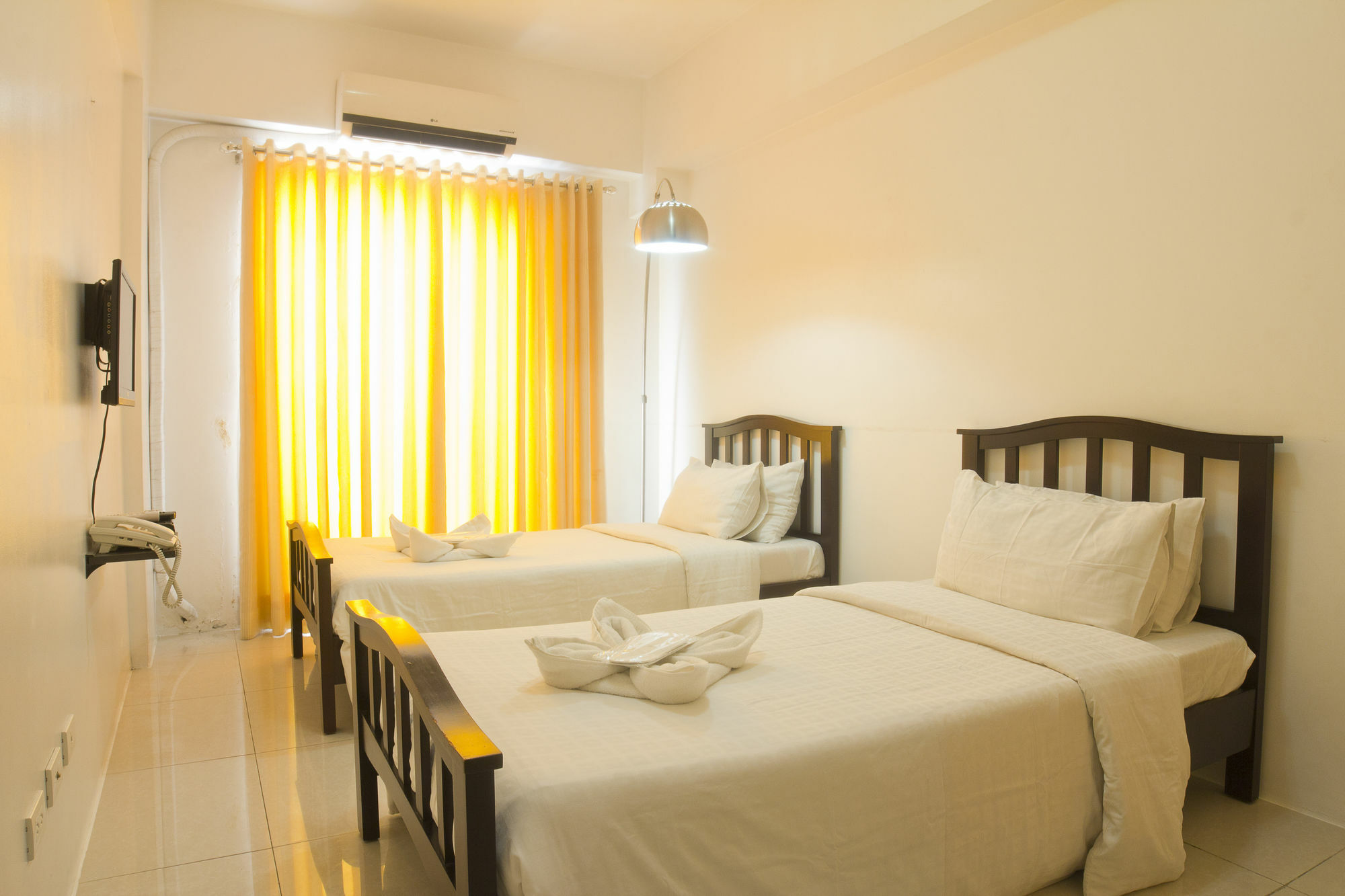 Oyo 893 Dian Suites Makati Manila Exterior foto