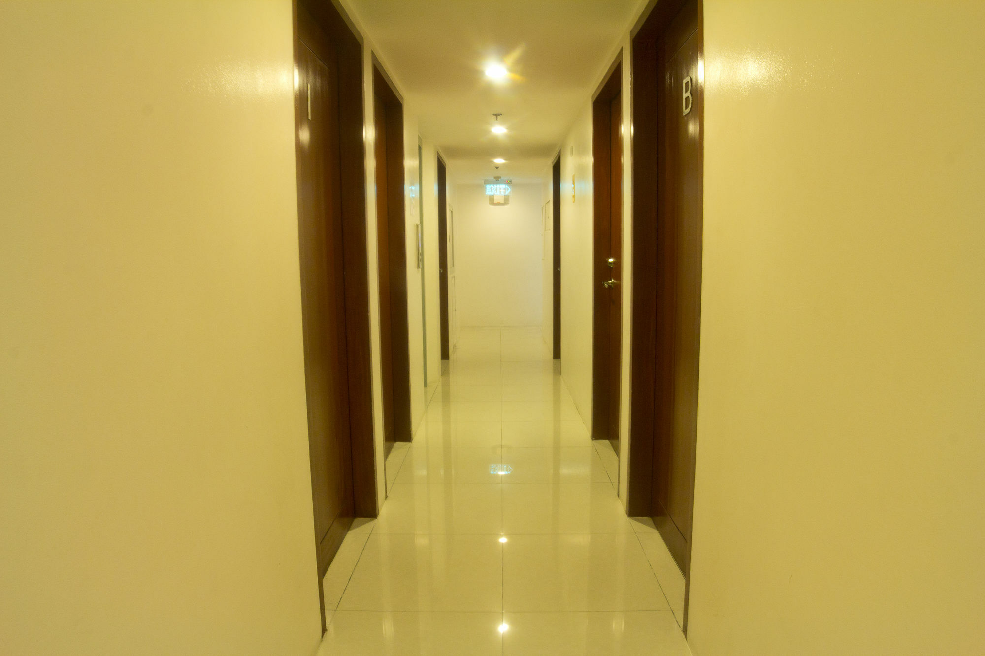 Oyo 893 Dian Suites Makati Manila Exterior foto