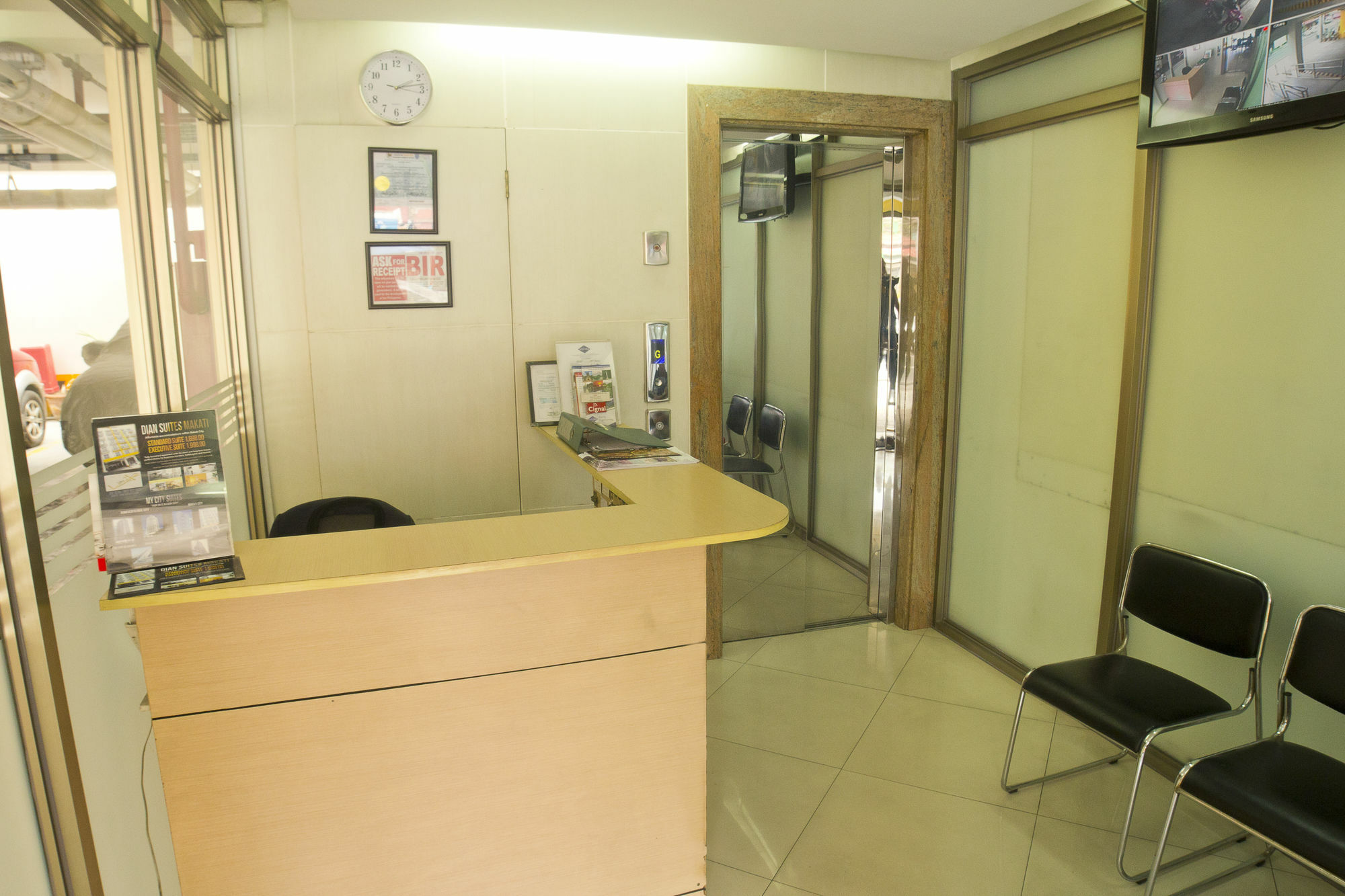 Oyo 893 Dian Suites Makati Manila Exterior foto